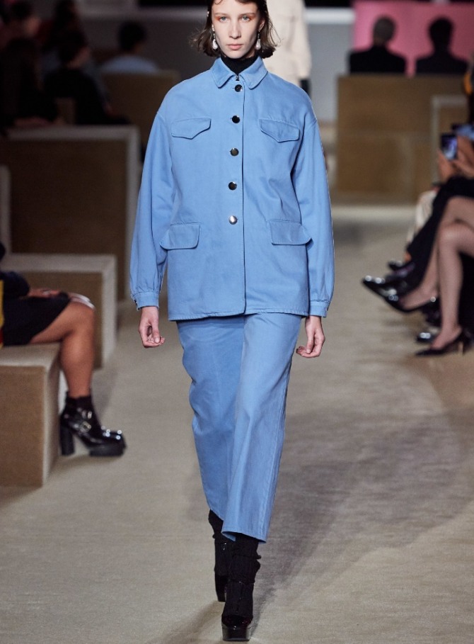 дамский голубой костюм в военном стиле - брюки и жакет с карманами в военном стиле и блестящими металлическими пуговицами