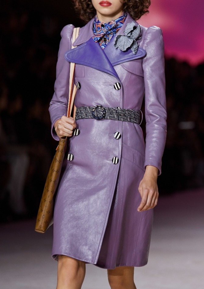 кожаное пальто фиолетового цвета с последних модных показов весна-лето 2020 - двубортное, с поясом и ярко-фиолетовыми лацканами