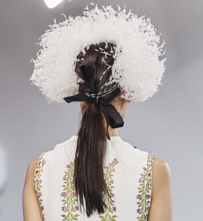 модные аксессуары для длинных волос сезона весна-лето 2020 - перья и банты