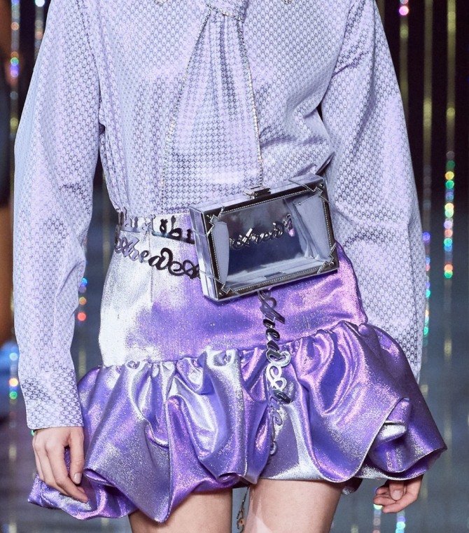 мини юбка трампет с отрезным воланом из блестящей атласной ткани - вариант на вечер для молодой девушки