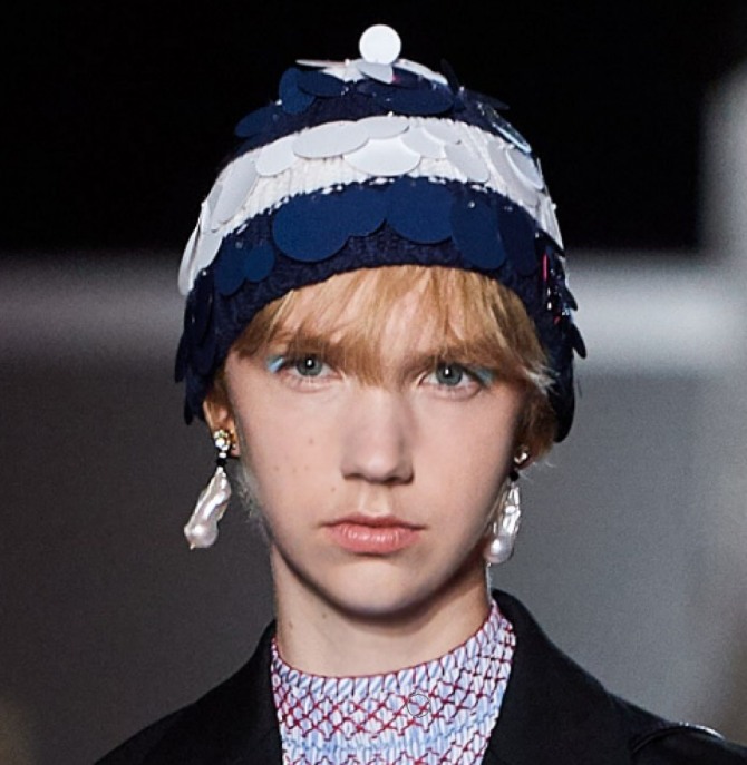 сине-белая молодежная женская шапочка из пряжи, декорированная плоскими кружками из фетра - фото с подиума, модный дом Prada