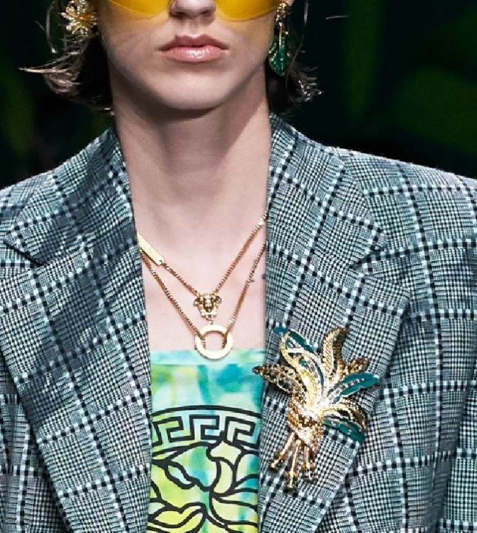 модные броши для жакета из коллекции Versace на сезон весна-лето 2020
