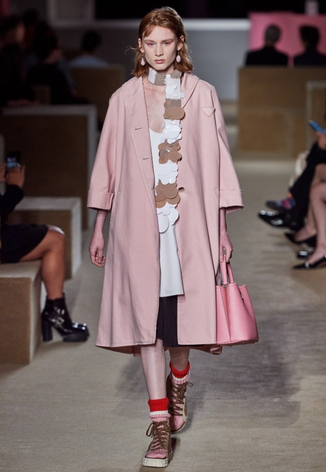 элегантное весеннее розовое пальто в сочетании с кроссовками