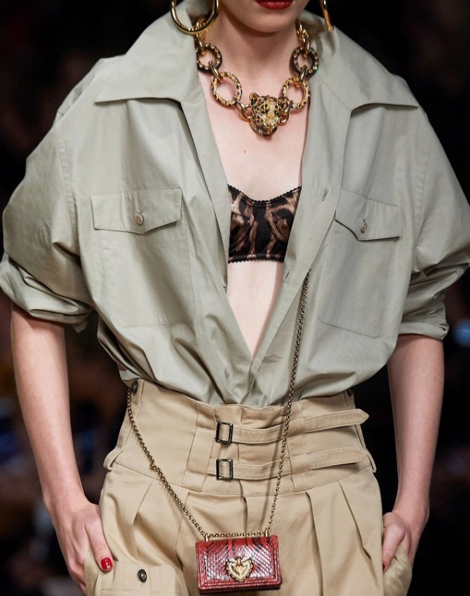 модная блузка сезона весна-лето 2020 года от модного дома Dolce & Gabbana в ансамбле с бежевыми брюками 