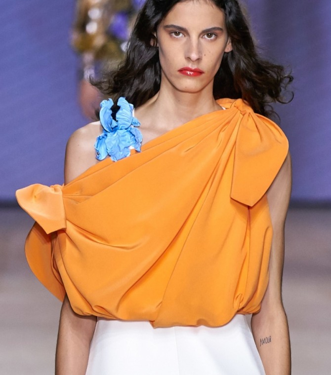 летняя оранжевая блузка с драпировкой - из крепдешина оригинального фасона на одно плечо с бантами