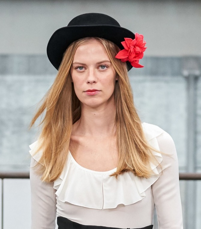 Chanel - черная фетровая шляпа с ярким цветком