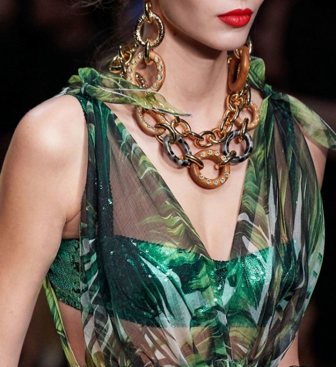 ожерелье из пластмассовых колец от модного дома Dolce & Gabbana - коллекция весна-лето 2020