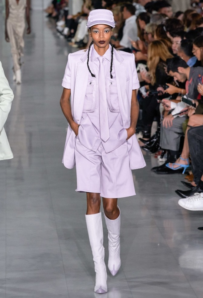 сиреневый комплект с шортами от бренда MaxMara - фото с модного показа на весну-лето 2020