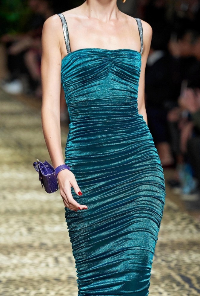 летнее платье изумрудного цвета для торжества - от Dolce & Gabbana, обнаженные плечи, бретели, горизонтальная драпировка по всему платью