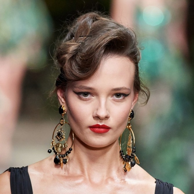 вечерняя прическа от Dolce & Gabbana из коллекции весна-лето 2020 года - длинная челка, уложенная волной