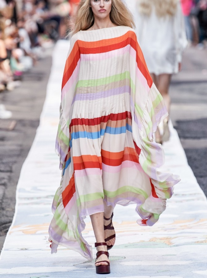 летнее летящее просторное платье миди с застроченными складками и яркими полосами, фасон кимоно