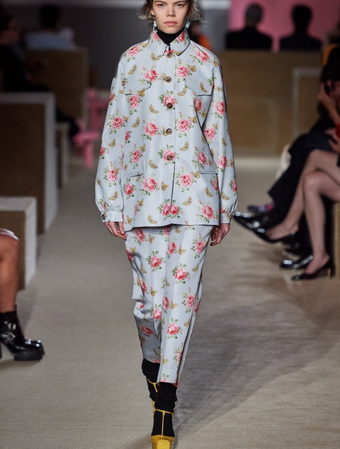 модный дамский брючный костюм с модных показов весна-лето 2020 в светлых тонах с цветочным принтом от модного дома Prada