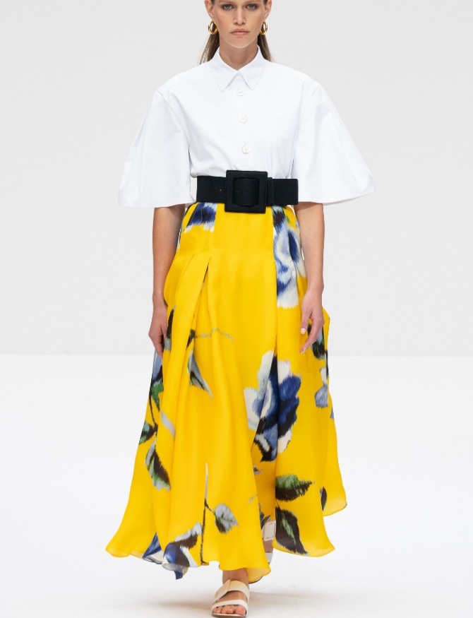 длинная пышная желтая юбка с цветами на кокетке и в складку с крупным цветочным принтом - модный показ весна-лето 2020 Carolina Herrera