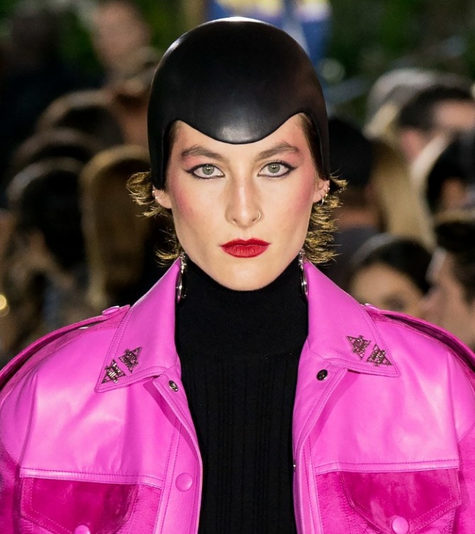 дамская шапочка-шлем в сочетании с курткой розового цвета