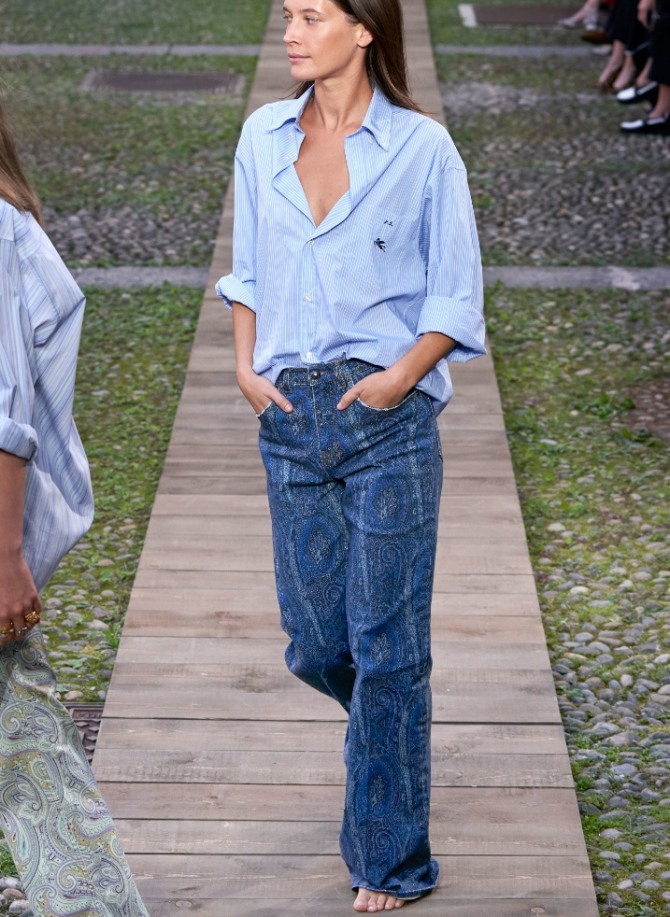 женская молодежная блузка от бренда Etro в стиле мужской рубашки в бело-голубою полоску с синими джинсами с восточным принтом с показов весна-лето 2020 года