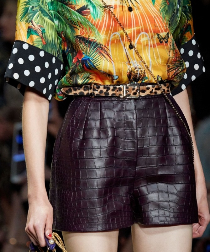 Dolce & Gabbana весна-лето 2020 - коричневые кожаные женские шорты с принтом питона и ремнем, имеющим тигровый рисунок