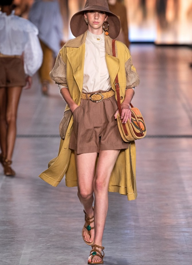женское летнее пальто горчичного цвета с модных показов весна-лето 2020 от Alberta Ferretti со вставками из сетчатой ткани