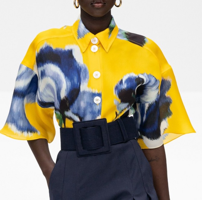роскошная желтая летняя блузка с большими синими цветами в комплекте с черной юбкой и широким поясом на пряжке