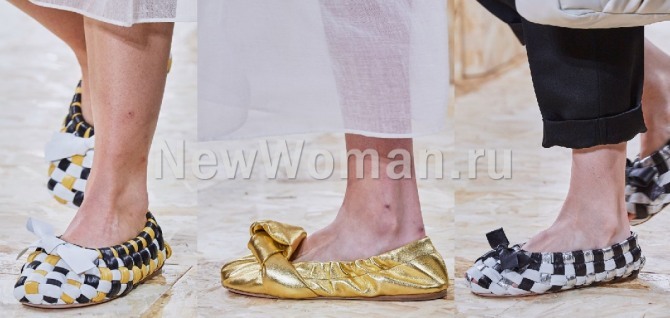 какая женская летняя обувь самая модная в 2020 году - плетеные балетки и балетки из металлизированной ткани цвета золота, на фото модели от Miu Miu