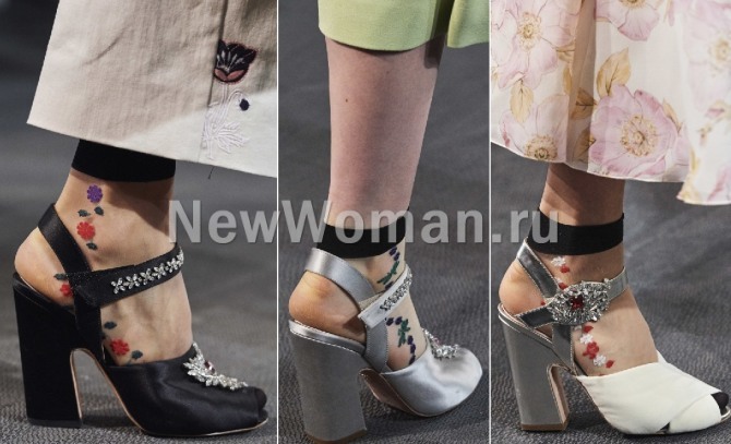 модные летние вечерние туфли 2020 с открытой пяткой, ремешками с стразами от бренда Giambattista Valli