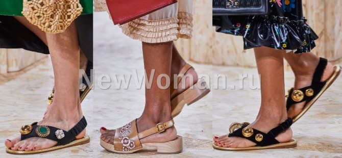 летние сандалии 2020 года с декором - фото с мировых показов моды от бренда Miu Miu