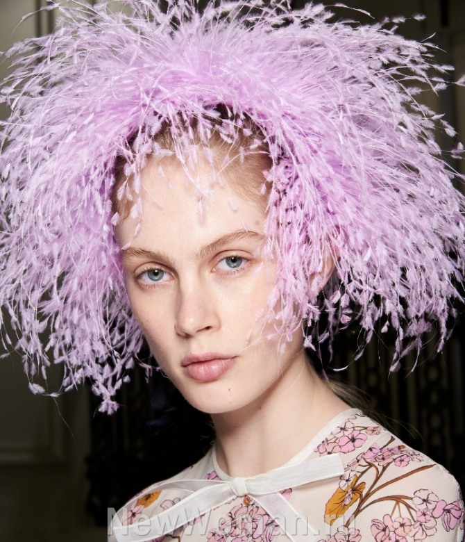 женские волосы с пышной розовой накладкой из перьев