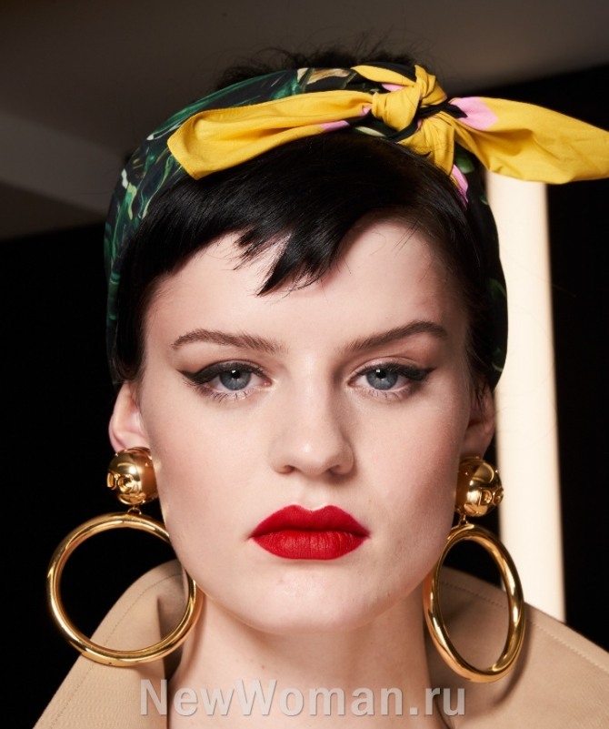 косынка на голове к весеннему пальто 2020 года от модного дома Dolce & Gabbana