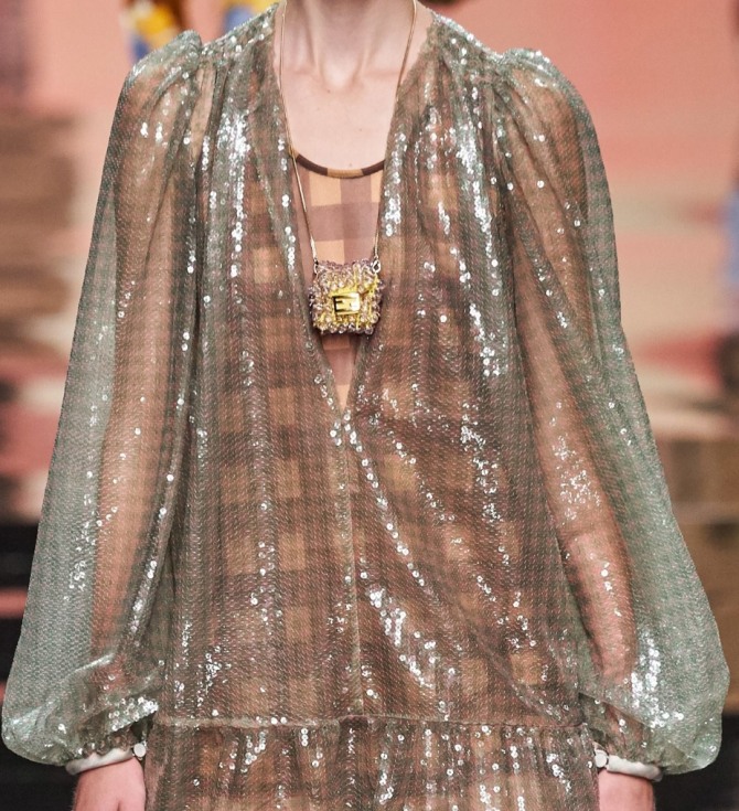цепочка и подвеска-кулон от Fendi в виде сумочки-малютки из золота