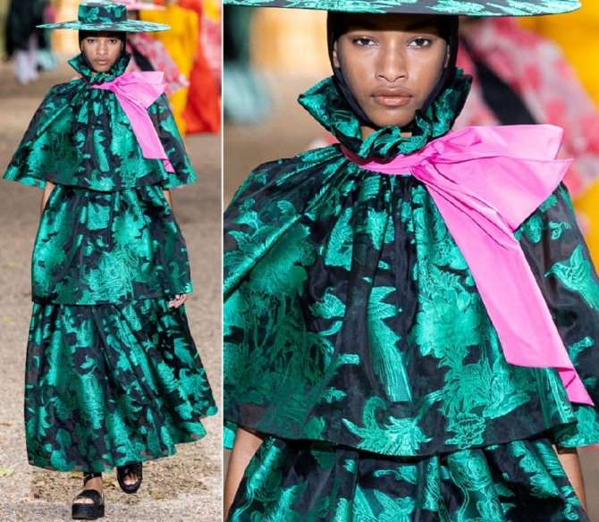 нарядное яркое многоярусное летнее вечернее платье из набивного шелка в черно-зеленой гамме в комплекте с нежным шарфом розового цвета - фото из коллекции весна-лето 2020 модного дома Erdem