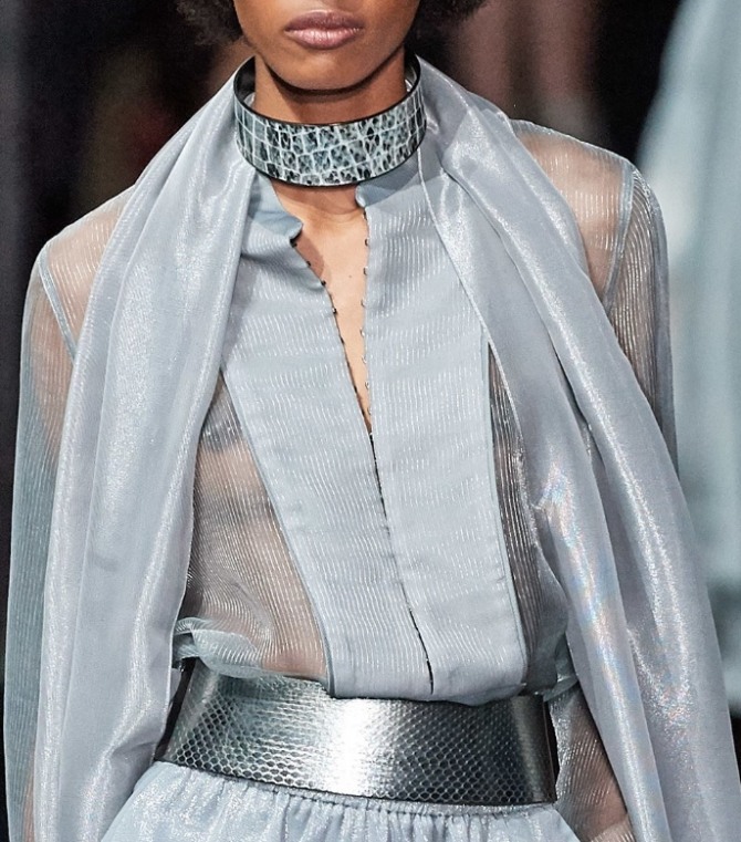 ансамбль блуза и брюки с аксессуарами: чокер и блестящий пояс - дизайнерские идеи от модного дома Emporio Armani на весну-лето 2020 года