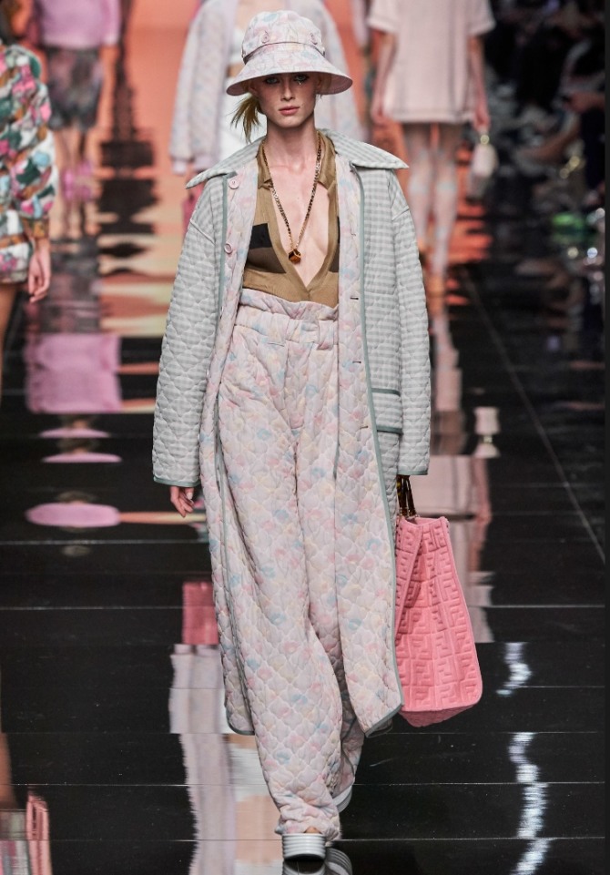 свежие дизайнерские идеи на весну 2020 года - стеганое пальто миди со стегаными брюками, имеющими высокую посадку и широкие штанины - фото из коллекции Fendi