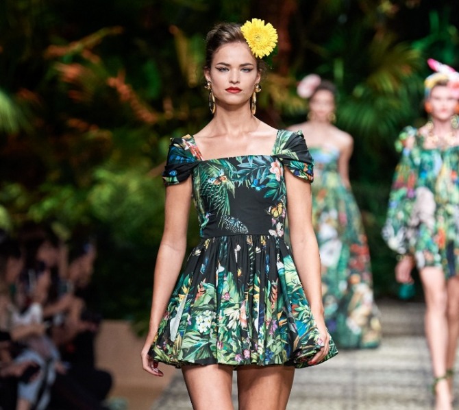 летнее платье мини Dolce & Gabbana с отрезной талией, пышной юбкой и рукавчиками-фонариками и с квадратным вырезом на груди - с подиума