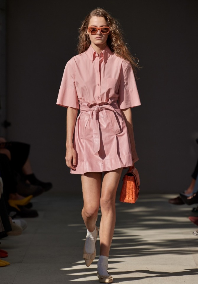 стильные молодежные летние образы 2020 для девушек - мини юбка розового цвета с розовой блузкой-рубашкой