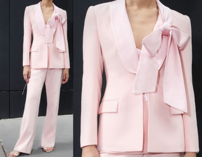 женственный брючный элегантный костюм в пастельно-розовой гамме - модель классическая, украшенная бантом-брошью на левом лацкане пиджака