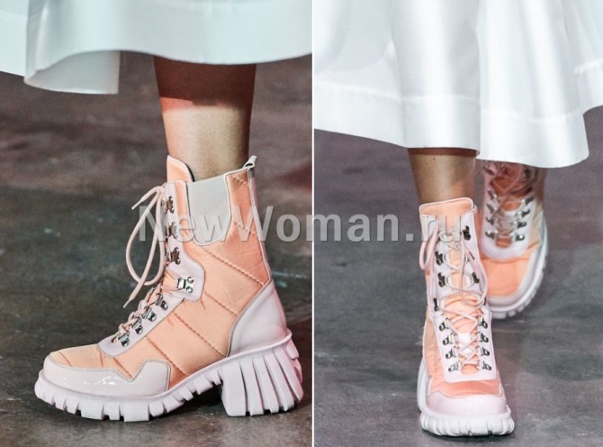 бело-розовые дамские ботинки на протекторной подошве от бренда