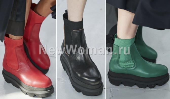 новинки тенденций весенней женской обуви 2020 года от бренда Sacai - короткие кожаные сапоги с резиновыми вставками-растяжками на тракторной платформе - красного, черного и зеленого цвета