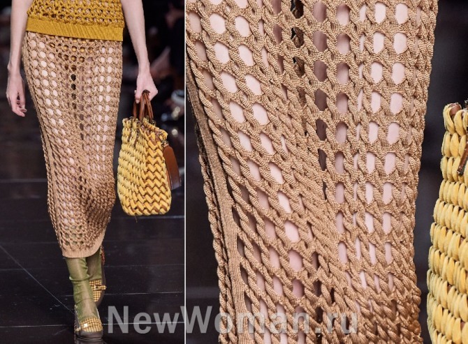 вязаная сеткой модная юбка весна-лето 2020 года от бренда Fendi светло-коричневого цвета