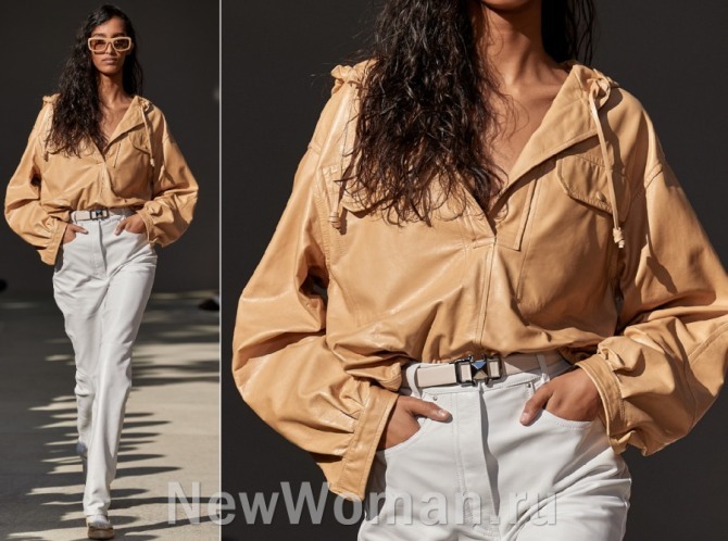 кожана куртка-рубашка анорак бежевого цвета в ансамбле с белыми брюками - тренды весна-лето 2020 для девушек и женщин