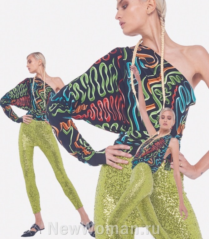 вечерняя летняя блузка на одно плечо с широкой проймой и ярким зигзагообразным рисунком в комплекте с блестящими брюками - от бренда Norma Kamali