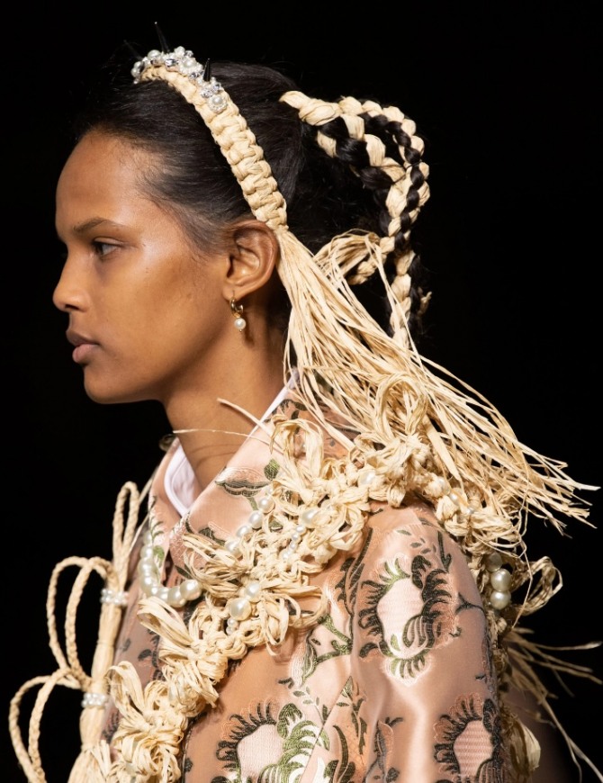из коллекции украшений для волос весна-лето 2020 Simone Rocha - плетеный ремешок-ободок для волос, декорированный в районе лба разноцветными камнями и жемчугом
