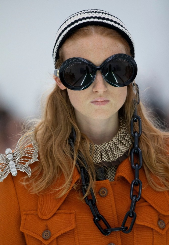моднвя вязаная шапка для девушки на весну 2020 года от Gucci - модель в черно-белых тонах