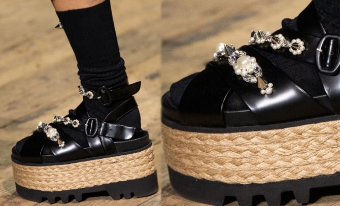 тренды женской обуви весна-лето 2020 - черные босножки на очень высокой веревочной платформе, украшенные жемчугом - луки с дизайнерских показов весна-лето 2020 Simone Rocha