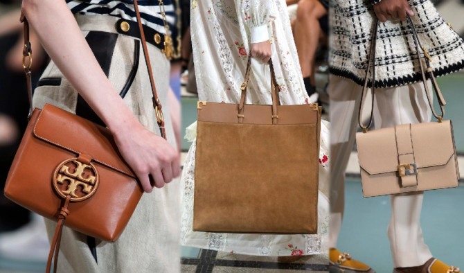 самые модные сумки весна-лето 2020 коричневого цвета для девушек и женщин - почтальонка, шоппинг, конверт - фото с модного показа Tory Burch 