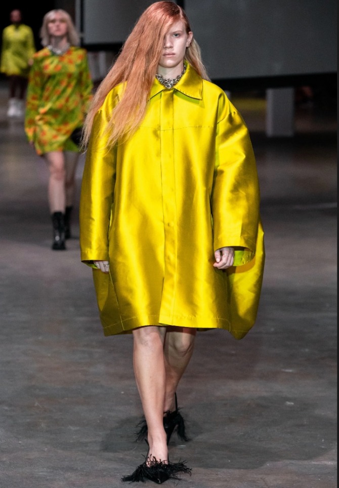 модель женского желтого пальто выше колена в стиле оверсайз из коллекции Marques’Almeida весна-лето 2020 года