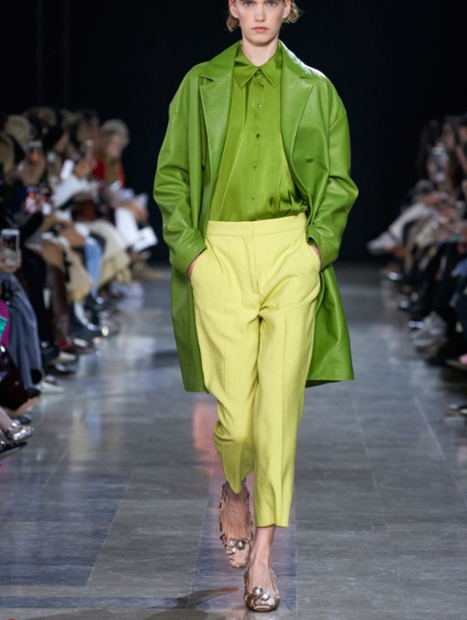 модные весенние образы из столиц мировой моды - кожаное женское пальто выше колен травяного цвета в комплекте с блузкой желто-травяного цвета и желтыми брюками от Rochas - коллекция весна 2020 года