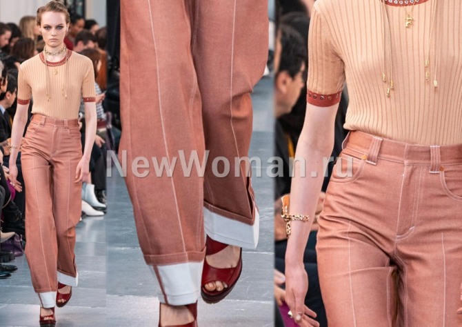женские модные джинсы весна-лето 2020 карамельного цвета, прясого покроя с заворотами внизу штанин - луки с модного показа Chloé