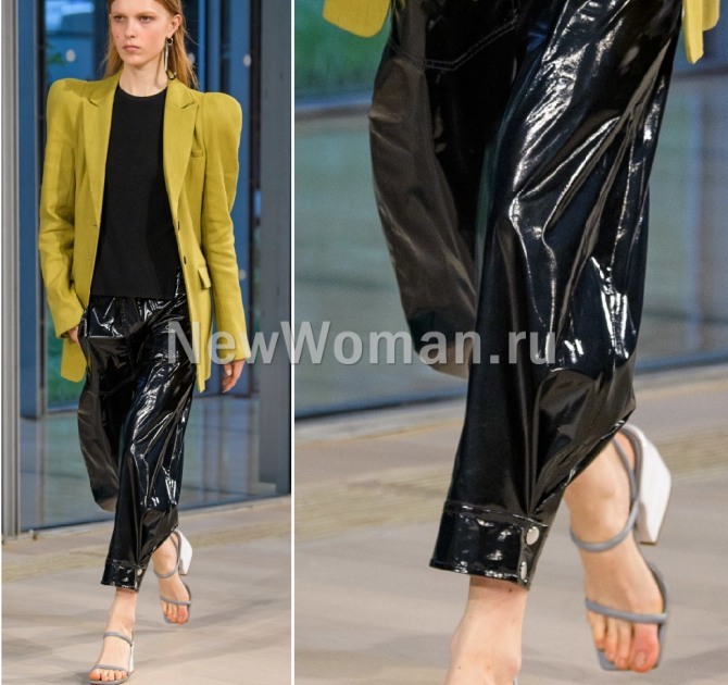 черные лаковые дамские брюки от бренда Tibi сезон весна-лето 2020 - укороченный фасон с манжетой на пуговице