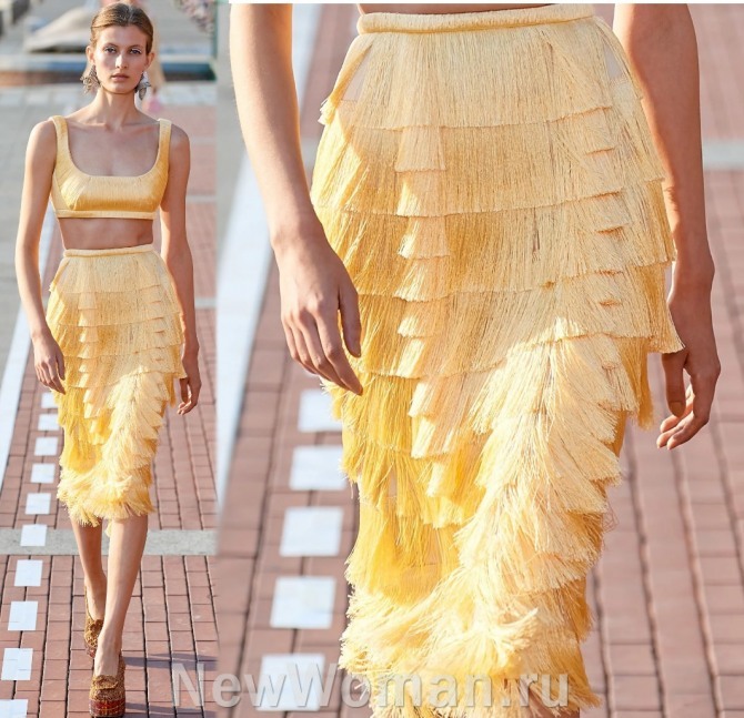 модель от модного дома Marco de Vincenzo - юбка миди мз бахромы желтого цвета