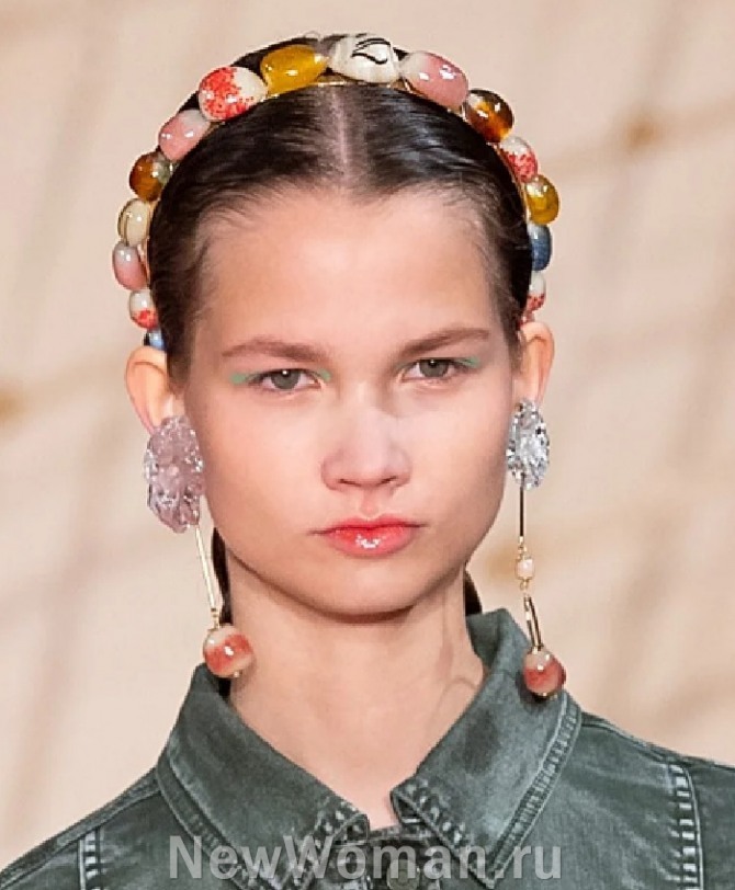 аксессуары для волос весна-лето 2020 - модные украшения в волосах для девушек в виде ободка с разноцветными камнями в виде бус