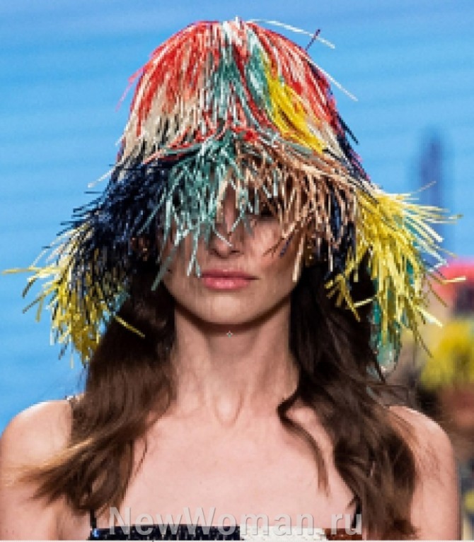 летняя пляжная шляпа от солнца с цветной бахромой - коллекция весна-лето Elisabetta Franchi